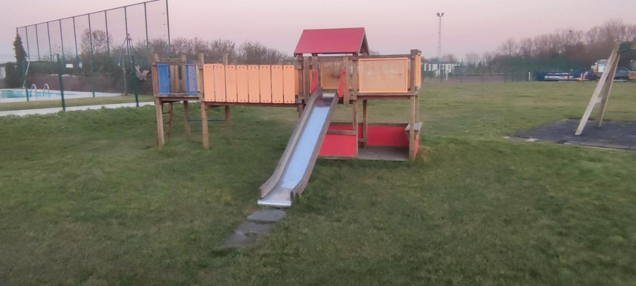 Przytulny domek holenderski z podgrzewanym odkrytym basenem do dyspozycji gości De Haan Zewnętrze zdjęcie